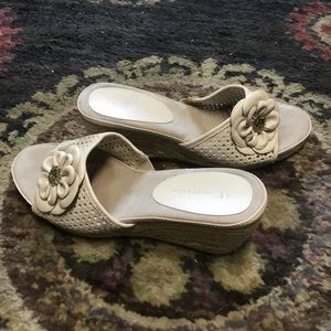 Anne Klein Shoes - Lion 🦁 Wedge Heels 8 Anne Klein Shoes - Lion 🦁 Wedge Heels 8
